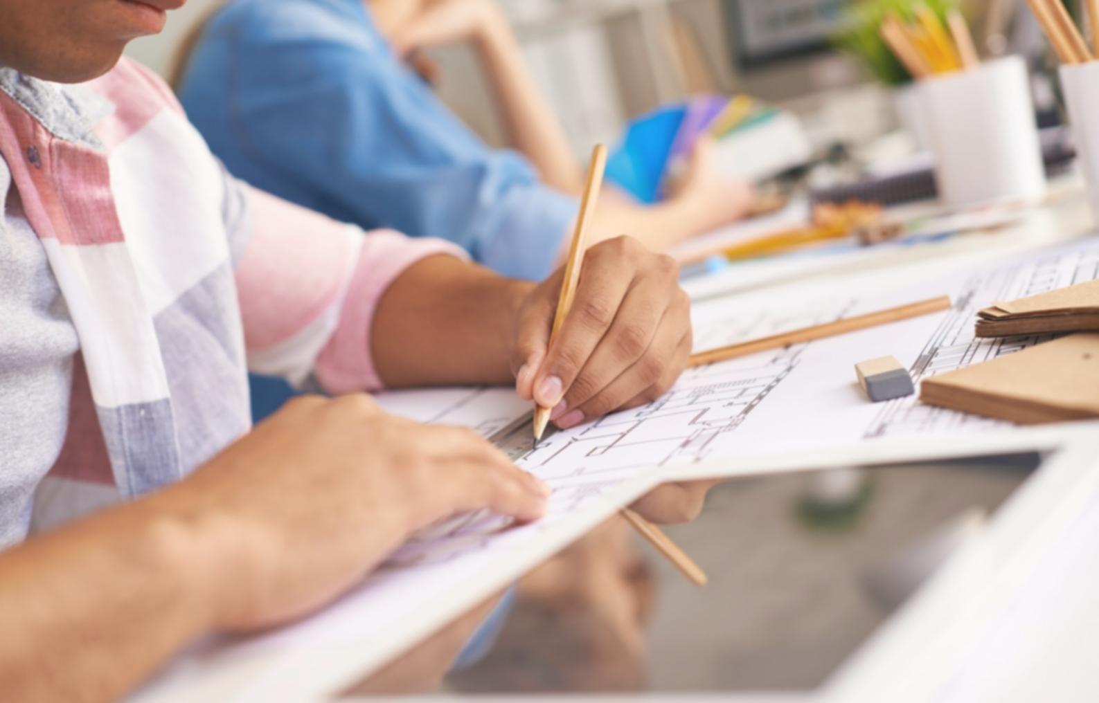 Profesional analizando datos financieros en entorno moderno